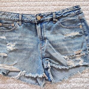 American Eagle Tomgirl Shortie Distressed Denim Shorts women’s 10 NWOT